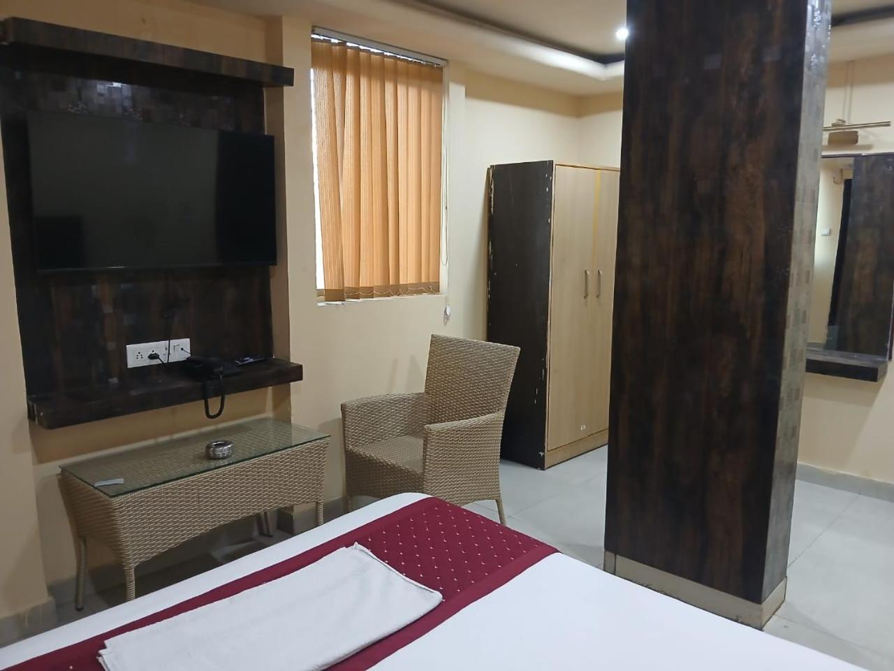 Blossoms Room Holiday Inn- Lakdikapul Хайдарабад Экстерьер фото