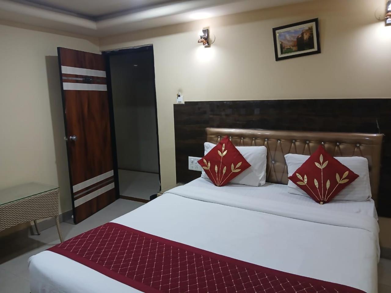 Blossoms Room Holiday Inn- Lakdikapul Хайдарабад Экстерьер фото