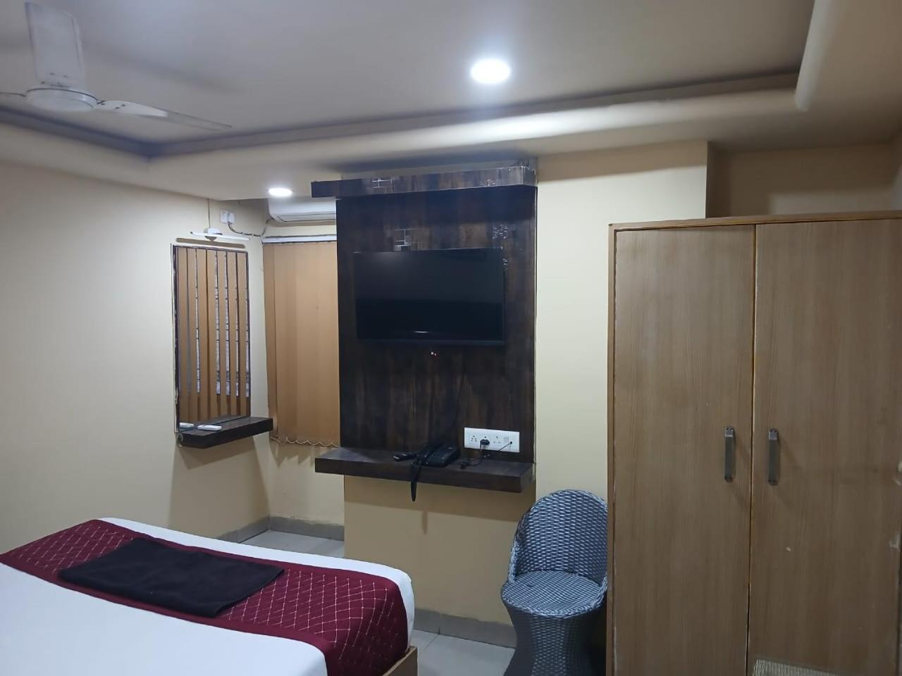 Blossoms Room Holiday Inn- Lakdikapul Хайдарабад Экстерьер фото